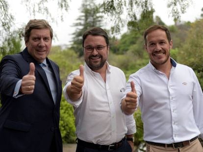 El candidato del Partido Popular a la Presidencia del Gobierno de Canarias, Asier Antona (c), posa junto a Gabriel Mato (i) y Mariano Hernández (d), candidatos al Parlamento Europeo y al Cabildo de La Palma.