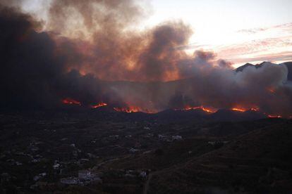 El fuego llega cerca de las casas en Barranco Blanco, en Coín