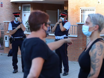 Varias personas se concentran ante un inmueble que había sido ocupado en Pallejà (Barcelona).