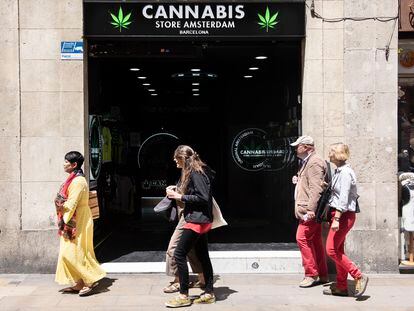 Fachada de una tienda de cannabis de Barcelona.