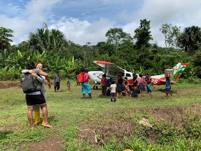 Turistas y locales junto a la avioneta que trae gente a esta comunidad en la Amazonía.