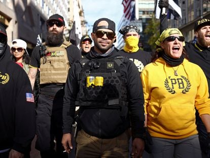 Miembros del grupo Proud Boys, en una manifestación a favor de Trump en noviembre.