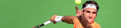 Federer se dispone a hacer un saque.