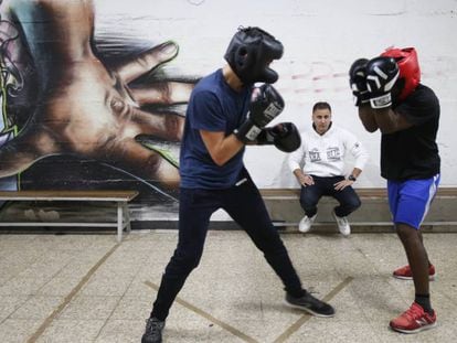 El educador Julio Rubio observa un entrenamiento de dos boxeadores en el centro vecinal de la UVA de Hortaleza. 