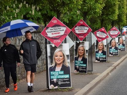 Carteles de la candidata del Sinn Féin, Michelle O'Neill, en una zona republicana de Belfast, este martes.
