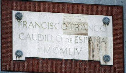 Imagen de la placa en la fachada del cuartel