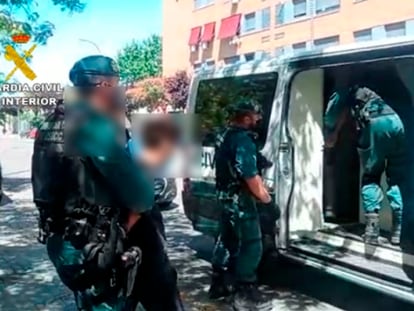 Varios agentes de la Guardia Civil, durante el arresto de uno de los jóvenes en Torrejón.