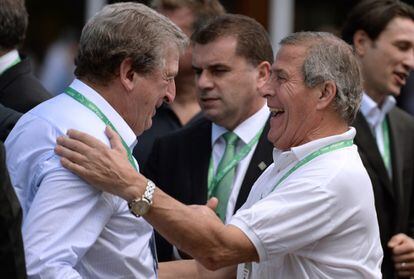 Roy Hodgson (izquierda) y Oscar Washington Tabarez (derecha) hablando durante el seminario.