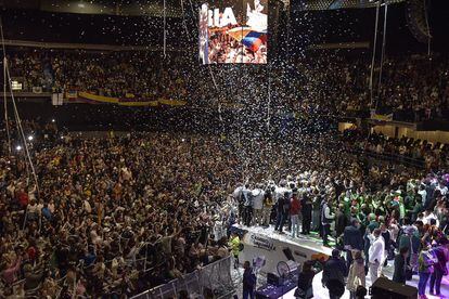 Festejos por la victoria de Gustavo Petro en la Movistar Arena, en Bogotá.