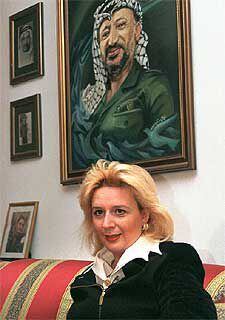 Soha Arafat, bajo un retrato de su esposo, en una imagen de 1998.