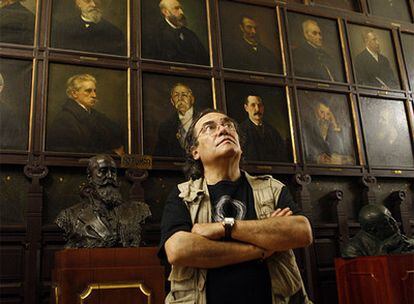 El cineasta argentino Eliseo Subiela, en la galería del Ateneo de Madrid.