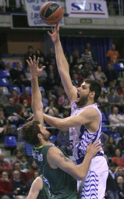 Ivanov lanza a canasta ante Freeland en un Unicaja-Alicante