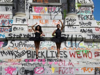 Unas bailarinas posan como protesta frente a un monumento en Virginia, EE.UU.