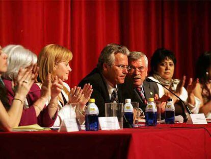 El juez Baltasar Garzón y el alcalde de Getafe, Pedro Castro, presentan las ayudas a los niños de Ciudad Juárez.