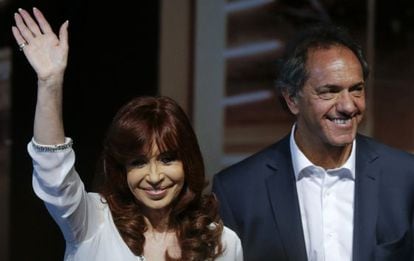 La presidenta de Argentina, Cristina Fernández de Kirchner, y su candidato a sucederla, Daniel Scioli, este viernes en la apertura de un polo científico.
