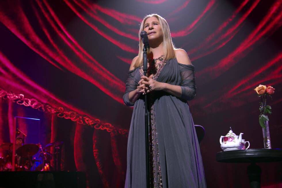 Barbra Streisan en concierto en una imagen del especial sobre ella que estrena Netflix la próxima semana.