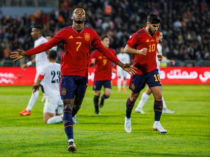 AMÁN (JORDANIA), 17/11/2022.- El delantero de España Ansu Fati (c) celebra tras marcar el 0-1 durante el encuentro amistoso entre las selecciones España y Jordania, este jueves en el Estadio Internacional de Amán, Jordania, antes del inicio de la Copa del Mundo Qatar 2022. EFE/Pablo García/RFEF SOLO USO EDITORIAL, SOLO DISPONIBLE PARA ILUSTRAR LA NOTICIA QUE ACOMPAÑA (CRÉDITO OBLIGATORIO)
