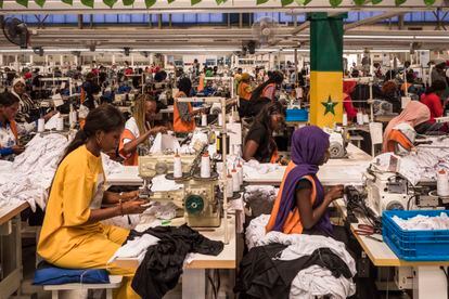 En una inmensa nave, unos 600 trabajadores, la mayoría mujeres, confeccionan unas 11.000 piezas de ropa al día.