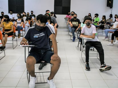 Estudiantes de secundaria durante un examen de admisión al bachiller en agosto de 2020 en Cancún, México.