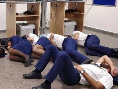 La aerolínea difunde un vídeo en el que demuestra que la foto de los tripulantes de Málaga durmiendo en el suelo estaba preparada. El sindicato admite que fue una “escenificación visual”