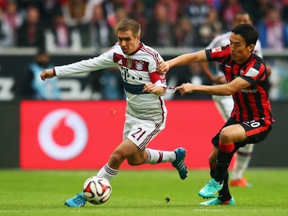 Lahm se marcha de Makoto en un Bayern-Eintracht.