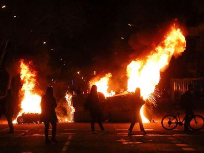 Contenedores ardiendo en Barcelona en las protestas contra la inhabilitación de Quim Torra, el pasado 28 de septiembre.