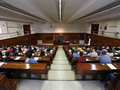 Opositores examinándose este sábado en un aula de Derecho de la Universidad Complutense, en Madrid