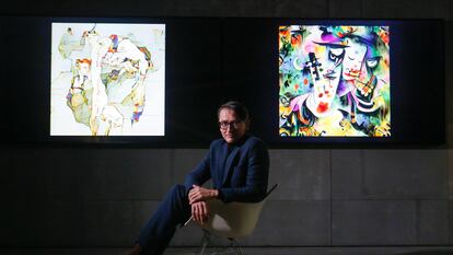 El artista Mario Klingemann, junto a las obras creadas por el artista-robot en el espacio de la Colección Solo de Madrid.