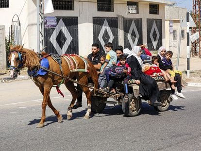 Una familia palestina de Gaza huye este viernes hacia el sur de la Franja tras el ultimátum israelí, que exige que más de un millón de personas que viven en el norte vayan hacia el sur en las próximas 24 horas.