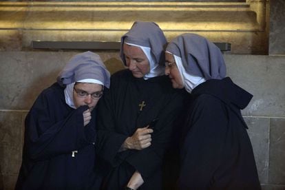 Tres monjas hablan en la Iglesia de Getsemaní.