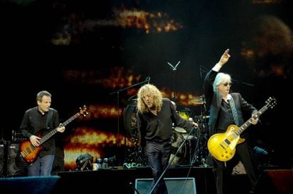 Concierto de Led Zeppelin en tributo a Ahmet Ertegun en el O2 Center de Londres en 2007. De izquierda a derecha, John Jones, Robert Plant y Jimmy Page.