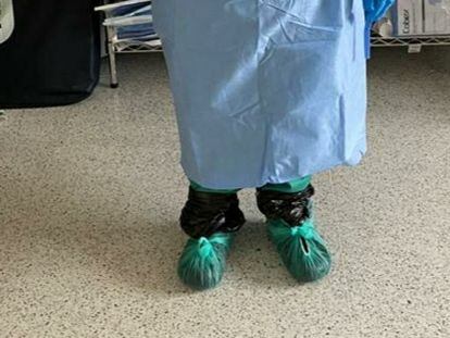 Personal sanitario del Hospital del Henares, en Madrid, usando gorros como calzas.