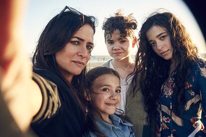La actriz Pamela Adlon, junto a sus hijas en la ficción de ‘Better Things’.