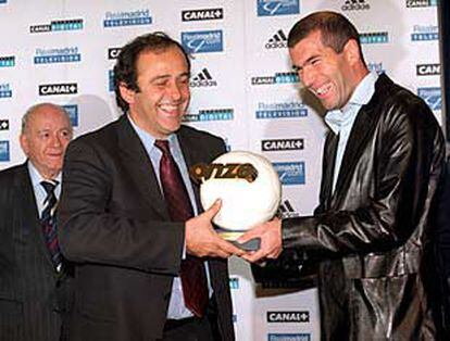 Platini, Zidane y, al fondo, Di Stéfano sonríen en el momento de la entrega del premio.