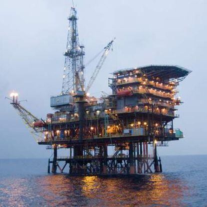 Plataforma petrolífera del grupo Repsol operando en  el mar frente a la costa de Tarragona.