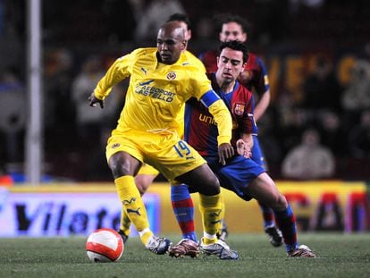 BARCELONA, SPAIN - MARCH 09: Marcos Senna of Villarreal controls the ball under pressure of Xavi of Barcelona during the La Liga match between Barcelona and Villarreal at the Camp Nou on March 9, 2008 in Barcelona, Spain. (Photo by Etsuo Hara/Getty Images)