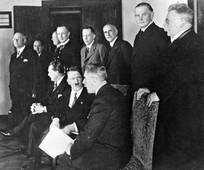 Primer gabinete de Adolf Hitler, en enero de 1933.