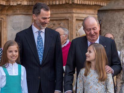 Felipe VI y su padre, Juan Carlos I, junto a la princesa Leonor y la infanta Sofía, en 2018.
