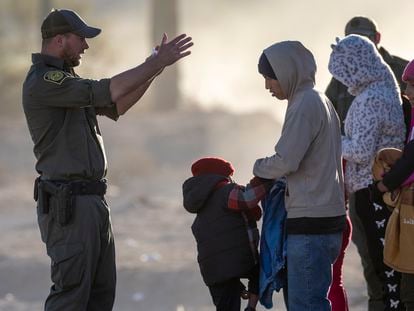 Un agente de la Patrulla Fronteriza da instrucciones a un grupo de migrantes, en Lukeville, el pasado 7 de diciembre.