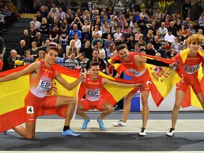 El equipo español de 4x400 celebra su plata.