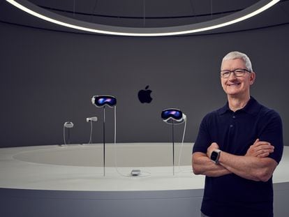 Tim Cook, CEO de Apple, junto a las nuevas gafas de realidad mixta
