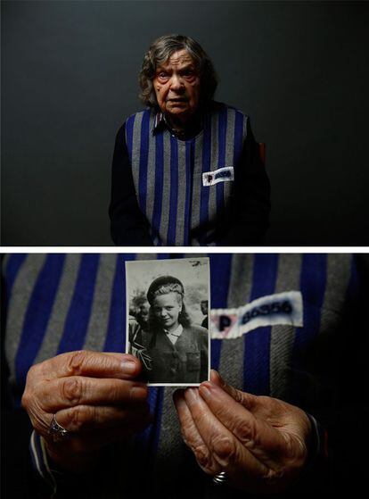 Jadwiga Bogucka, de 89 anys, registrada amb el número 86356, posa amb una foto seva del 1944, a Varsòvia, el 12 de gener del 2015.