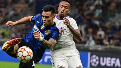 Lautaro Martínez (a la izquierda), del Inter, pelea por el balón junto a Eder Militao, durante el partido.