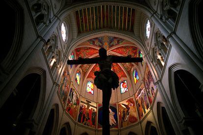 Pinturas de Kiko Argüello en la catedral de la Almudena de Madrid.