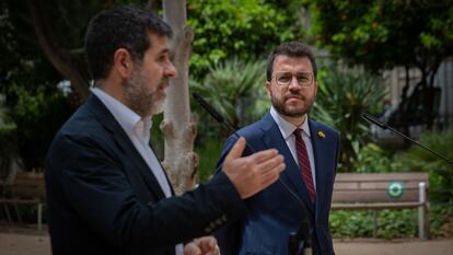 El secretario general de Junts, Jordi Sànchez, y el presidente de la Generalitat, Pere Aragonès, durante una rueda de prensa en los jardines del Palau Robert, el pasado de 17 de mayo en Barcelona.