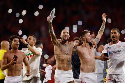 Gudelj celebra con Rakitic el pase de la final de la Liga Europa tras el playoff ante la Juventus.