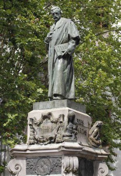 Estatua de Montero R&iacute;os en la plaza de Mazarelos de Santiago de Compostela. / ANXO IGLESIAS
