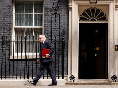 Boris Johnson, este miércoles, saliendo de la residencia de Downing Street