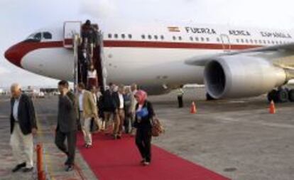 El ministro español de Exteriores, Jose Manuel García-Margallo, primero por la izquierda, desciende del Airbus 310 de la Fuerza Aérea española, en el que realiza una gira por Asia y Oceanía, tras abortar el despegue cuando intentaba salir del aeropuerto de Bali.
