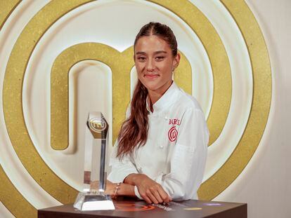 María Lo, la concursante que más ha exhibido su alto nivel a lo largo de todo el concurso, posa para la prensa tras ganar la décima edición de 'MasterChef'.
